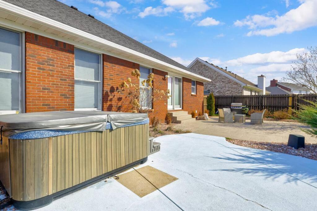 Spacious Derby With Hot Tub * Louisville
