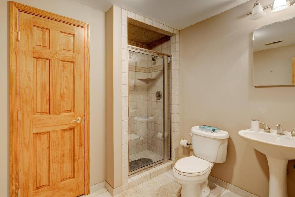 Spacious Derby With Hot Tub Louisville