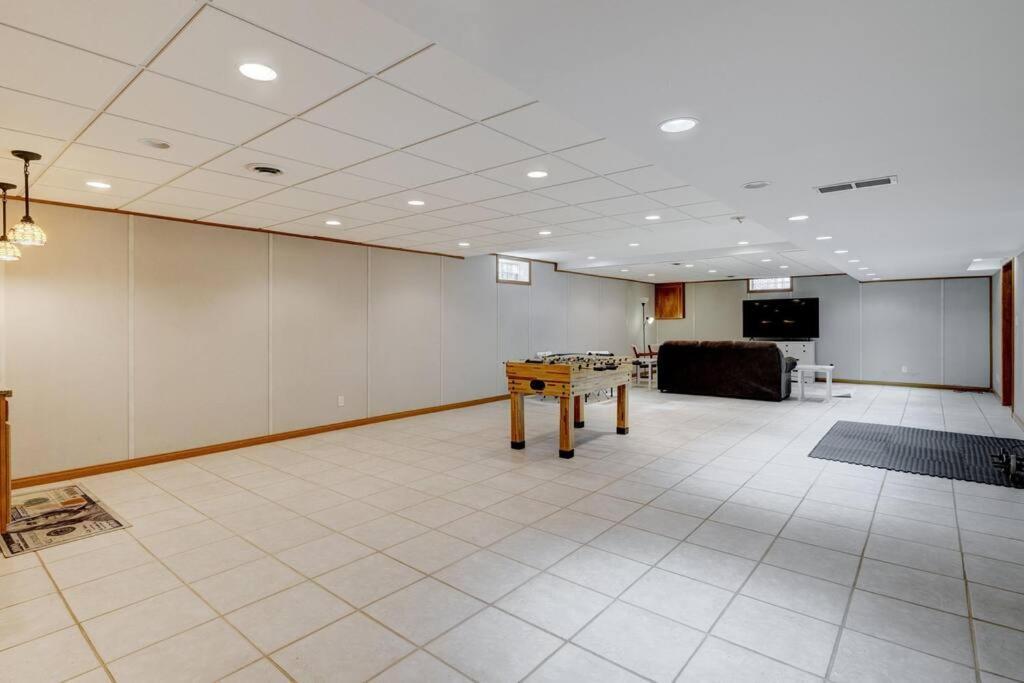 Spacious Derby With Hot Tub Louisville