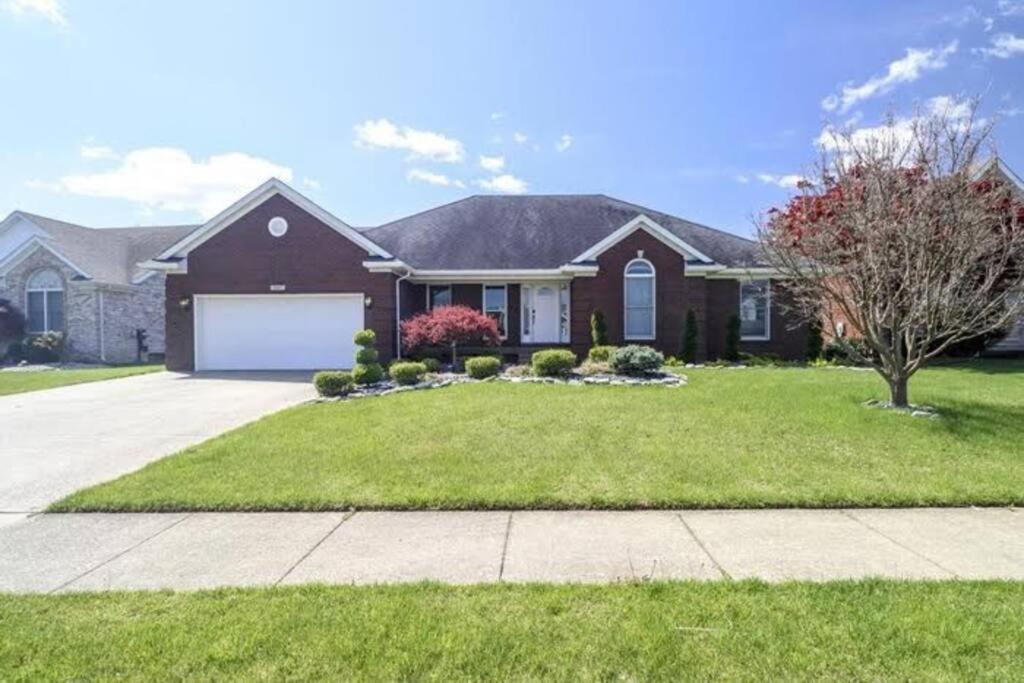 Spacious Derby With Hot Tub Louisville